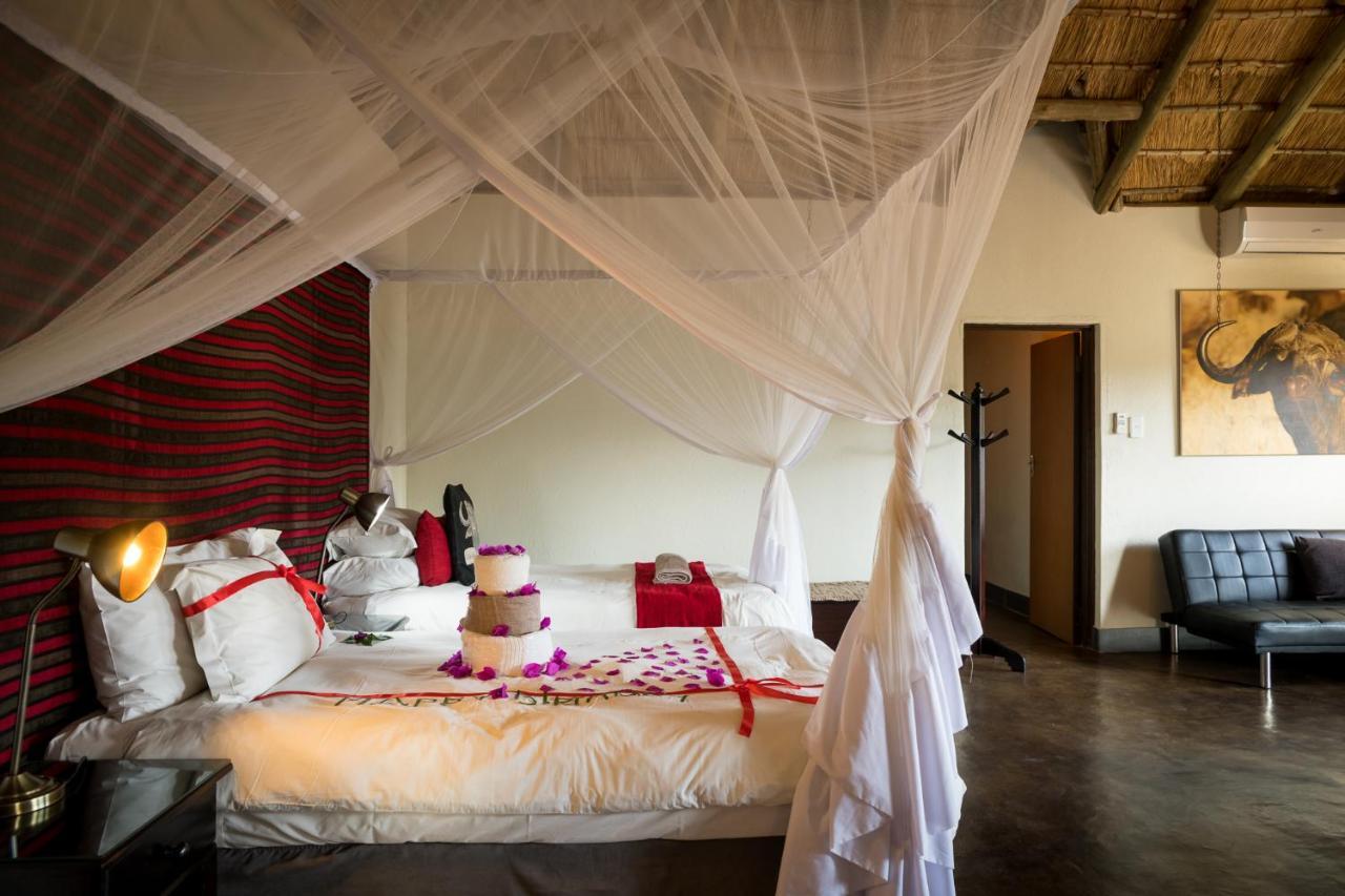 Umkumbe Safari Lodge Riverside Скукуза Екстериор снимка