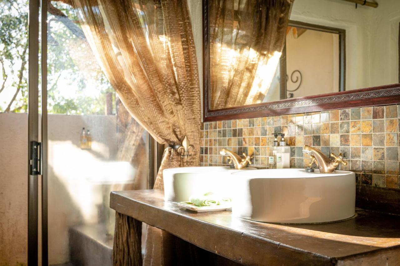 Umkumbe Safari Lodge Riverside Скукуза Екстериор снимка